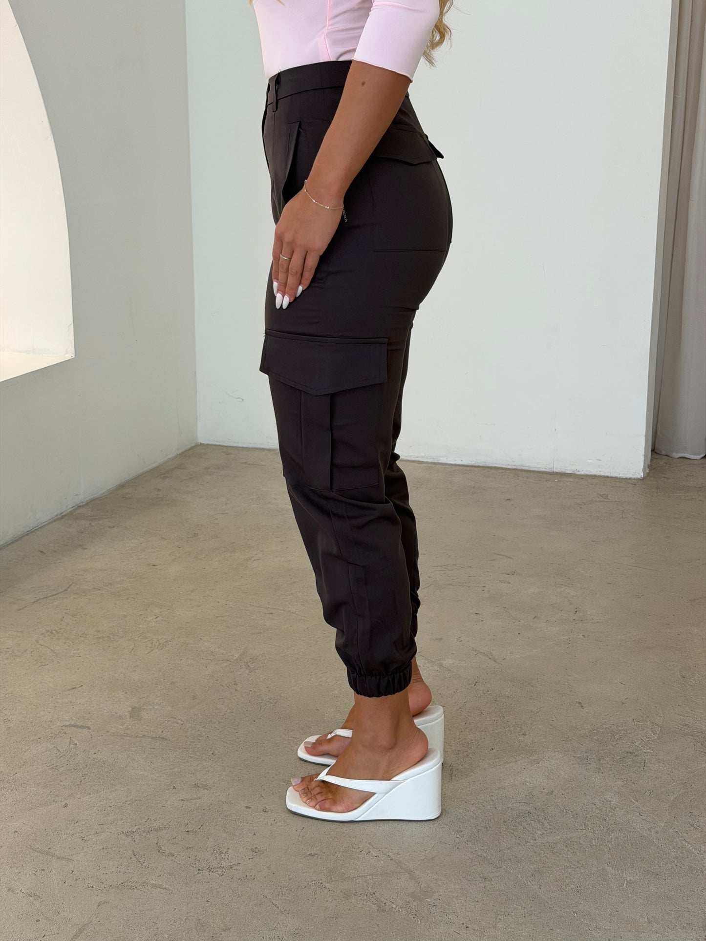 JISOO PANTS - BROWN